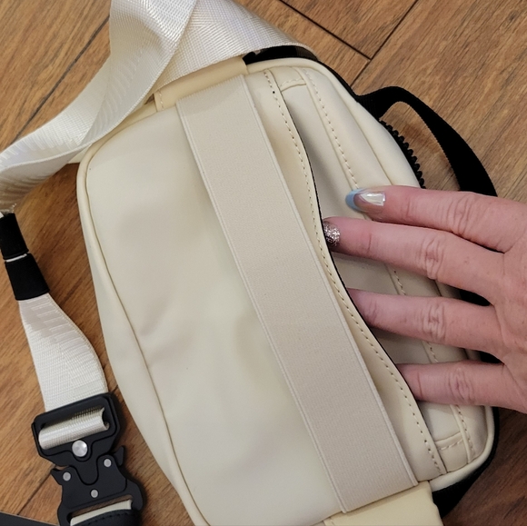Cinch Women's Cream and Black Crossbody Bag - Picture 8 of 12